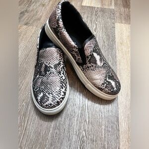 Slip on snake skin design women’s Pierre‎ Dumas comfort foam shoes size 8